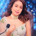 Neha Kakkar Instagram - Jab Main Patli Hua Karti Thi, Few Months back! 😭🙈🥰 #WhenIUsedToBeThin 😅 #NehaKakkar #NehuDiaries Outfit by: @mahimamahajanofficial @mahima9 😍 Styled by: @ruchikapoor 😘 My Beautiful Necklace Set with Earrings by My Mother In Law ♥️ Make up: @ritikavatsmakeupandhair 😘 Hair by: @kimberlymakeupnhair 😘 Photography by: @piyushmehraofficial 🤗 #IndianIdol12 #IndianIdol #JudgeSahiba