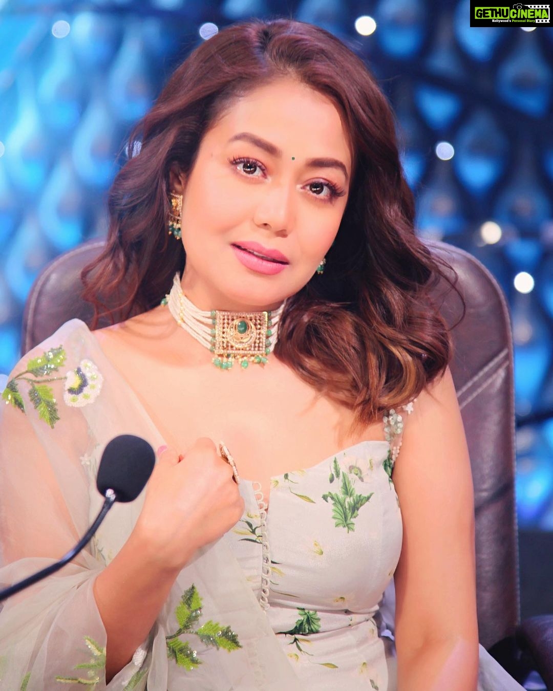 Neha Kakkar - 1.9 Million Likes - Jab Main Patli Hua Karti Thi, Few Months back! πππ₯° #WhenIUsedToBeThin π
#NehaKakkar #NehuDiaries
Outfit by: @mahimamahajanofficial @mahima9 π
Styled by: @ruchikapoor π
My Beautiful Necklace Set with Earrings by My Mother In Law β₯οΈ
Make up: @ritikavatsmakeupandhair π
Hair by: @kimberlymakeupnhair π
Photography by: @piyushmehraofficial π€
#IndianIdol12 #IndianIdol #JudgeSahiba