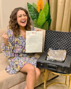 Neha Kakkar Instagram - The Only Indian Singer to own YouTube Diamond Award!!!! This wouldn’t have been possible without my Family’s support including Mom Dad, @tonykakkar @sonukakkarofficial didi ♥️💪🏼and You? I Can’t thank You all enough!!!! Love each one of You ♥️🤗🙏🏼
Thank you @youtubeindia 🙌🏼
Thanks to My #NeHearts Specially! Much love to the new member in our family @rohanpreetsingh 🥰♥️
Watch my Video on my YouTube channel where I unveil The Award! 🤩 

#DiamondPlayButton #DiamondCreatorAward #NehuDiaries