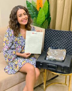 Neha Kakkar Instagram - The Only Indian Singer to own YouTube Diamond Award!!!! This wouldn’t have been possible without my Family’s support including Mom Dad, @tonykakkar @sonukakkarofficial didi ♥️💪🏼and You? I Can’t thank You all enough!!!! Love each one of You ♥️🤗🙏🏼
Thank you @youtubeindia 🙌🏼
Thanks to My #NeHearts Specially! Much love to the new member in our family @rohanpreetsingh 🥰♥️
Watch my Video on my YouTube channel where I unveil The Award! 🤩 

#DiamondPlayButton #DiamondCreatorAward #NehuDiaries