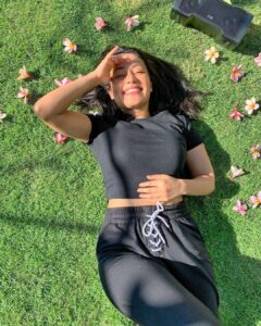 Neha Kakkar Instagram - Dear Sun🌞 Can I get a Kiss? I need it 🥰