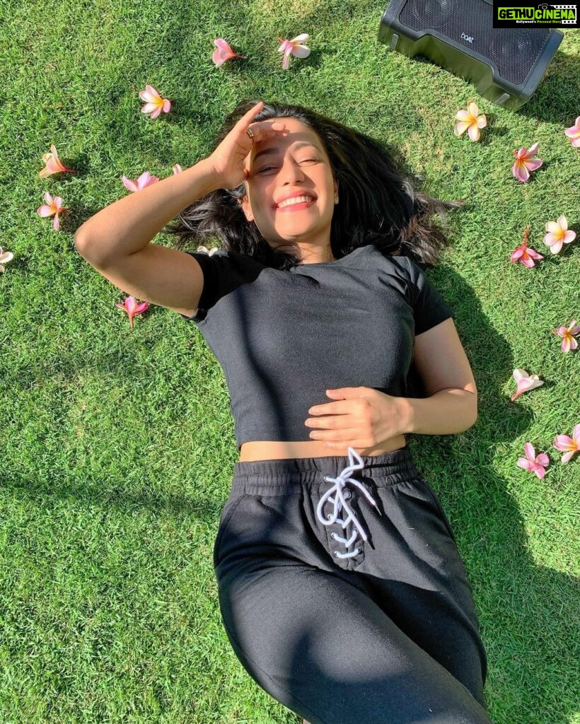 Neha Kakkar Instagram - Dear Sun🌞 Can I get a Kiss? I need it 🥰 Bali, Indonesia
