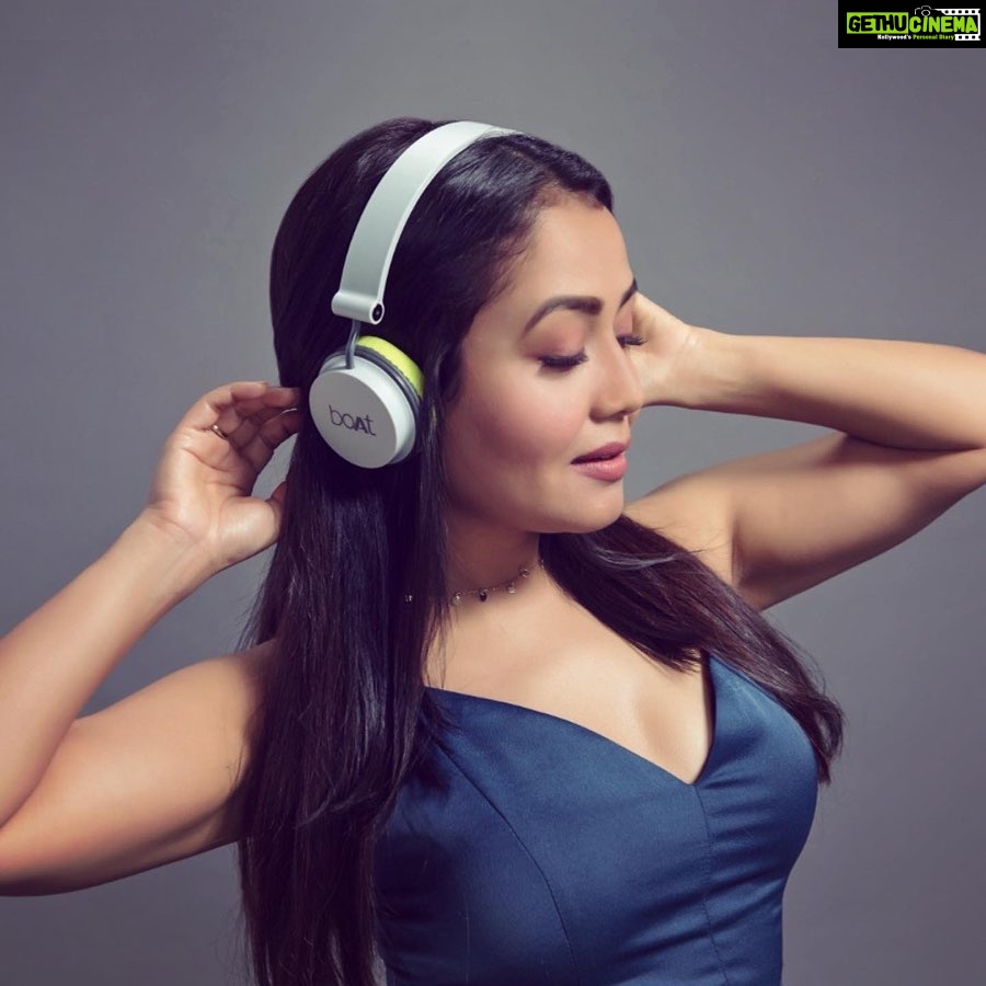 Neha Kakkar Instagram - How I listen to Neha Kakkar songs on @boAt.nirvana 🥰😇 #IamaboAtHead #NehaKakkar #SoulOfTheMusicians #BoatNirvana . #IndianIdol Tonight at 8 pm. 😎