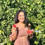 Neha Kakkar Instagram - When life gives you Lemons, Make a Lemonade. But What about Strawberry’s?? 🍓🤔 . #NehaKakkar #Dilliwaliye . @desimusicfactory 🤗 . #LosAngeles #Style #Strawberry Los Angeles, California