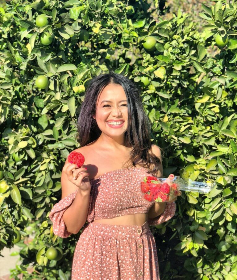 Neha Kakkar Instagram - When life gives you Lemons, Make a Lemonade. But What about Strawberry’s?? 🍓🤔 . #NehaKakkar #Dilliwaliye . @desimusicfactory 🤗 . #LosAngeles #Style #Strawberry Los Angeles, California