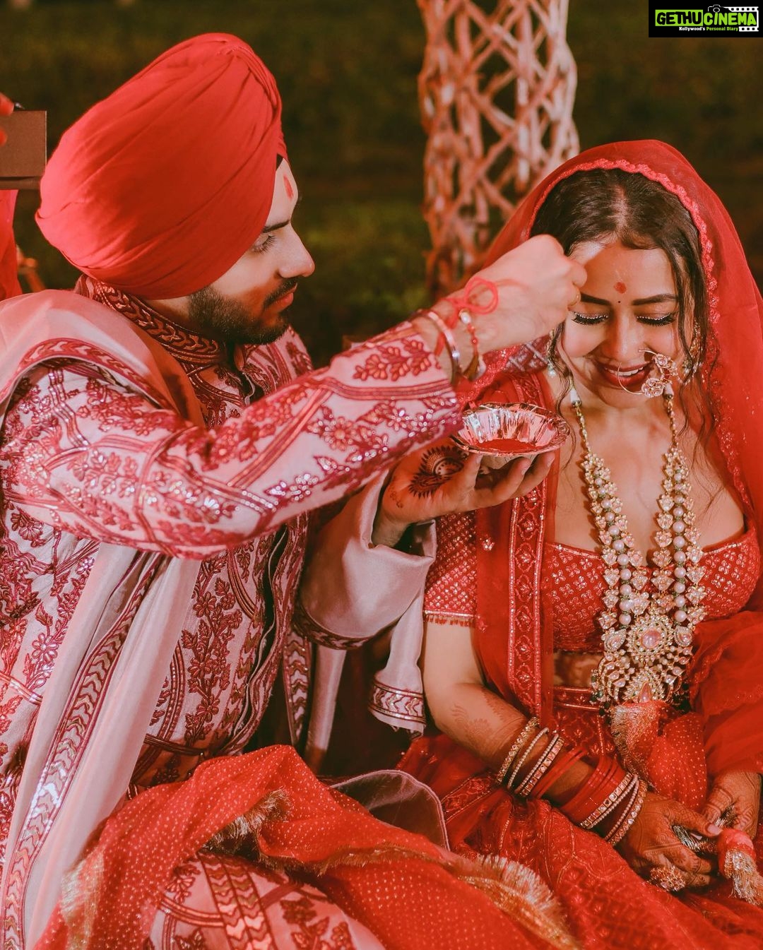 Neha Kakkar - 2.5 Million Likes - You know My #NeHearts? Your Nehu is the Happiest Bride and itβs all because of My Mr. Singh! Thank you god! Thank you @rohanpreetsingh β₯οΈππΌππΌ
Best Moments Captured by one and only @deepikasdeepclicks πππΌ
#NehuDaVyah #NehuPreet