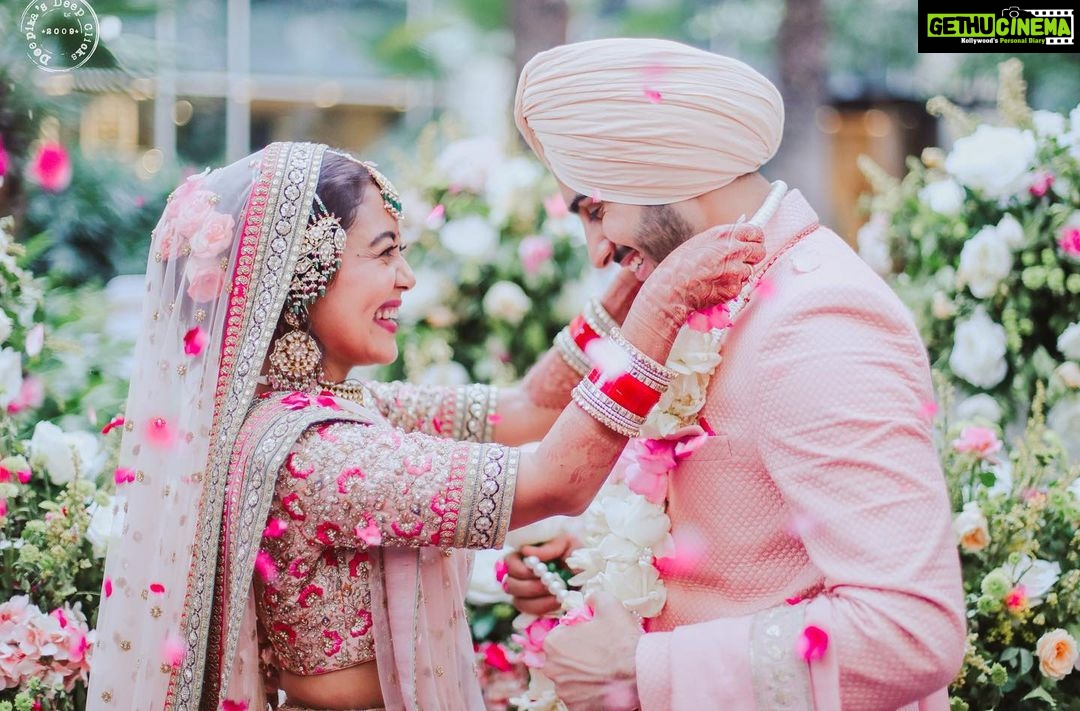 Neha Kakkar - 3.1 Million Likes - Best Clicks of my life!!! πππΌ @rohanpreetsingh You make me look even better when Iβm with You π°π»π€΄π»
Wearing @sabyasachiofficial ππ
Jewellery & Footwear: @sabyasachijewelry
@bridesofsabyasachi @groomsofsabyasachi
Photography: @deepikasdeepclicks
Styled by @sabyasachiofficial
Makeup by @vibhagusain
Hair by @deepalid10
Chooda & Kaleera: @omsons_bridal_store
Mehendi: @rajumehandiwala6
Event by @theroyaleventsindia
Decor by @showkraftdesignerweddings
Venue: @jwmarriottdelhi
Event managed by @theshadiwale
Hospitality:
@akshhaydekhoduniya
@sudhanshujaindekhduniya
Catering: @Tandoorinightscatering
Special thanks to Chef Lalit & Sakshi Tuli
#NehuDaVyah #NehuPreet