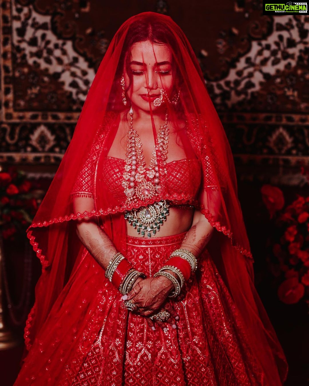 Neha Kakkar - 3.4 Million Likes - @rohanpreetsingh βs Bride! β₯οΈβ₯οΈπ
Photography @deepikasdeepclicks
Wearing @falgunishanepeacockindia
@falgunipeacock @shanepeacock
Jewellery by @archanaaggarwalofficial
Nath by @merialmariofficial
Makeup by @vibhagusain
Hair by @deepalid10
Chooda & Kaleera by @omsons_bridal_store bridal_studio
#NehuPreet #NehuDaVyah
#falgunishanepeacockindia #falgunipeacock #shanepeacock