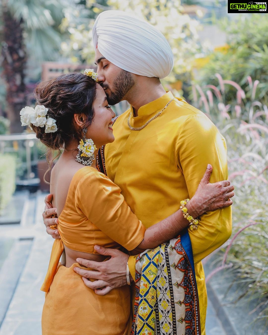 Neha Kakkar - 4.2 Million Likes - #NehuPreet Ki Haldi Ceremony! β₯οΈπππΌπ @rohanpreetsingh β₯οΈπ
Our Outfits : @shilpiahujaofficial
Jewellery : @indiatrend
@justpeachyindia
Styled By : @ritzsony @styledose1
Rohuβs Footwears: @italianshoesco
Make up: @vibhagusain
Hair: @deepalid10
Photography: @deepikasdeepclicks
Mehendi: @rajumehandiwala6
#NehuDaVyah