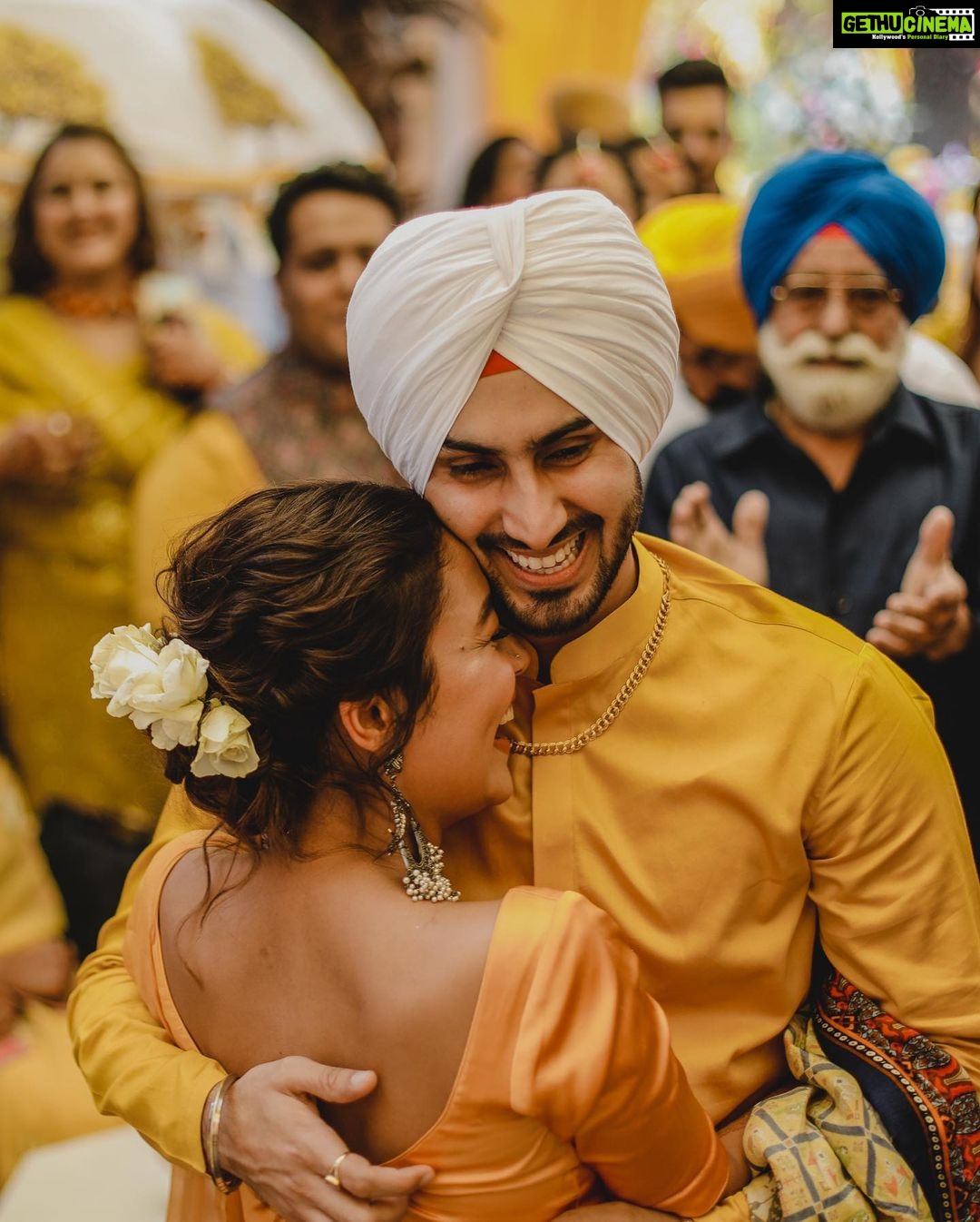 Neha Kakkar - 4.2 Million Likes - #NehuPreet Ki Haldi Ceremony! β₯οΈπππΌπ @rohanpreetsingh β₯οΈπ
Our Outfits : @shilpiahujaofficial
Jewellery : @indiatrend
@justpeachyindia
Styled By : @ritzsony @styledose1
Rohuβs Footwears: @italianshoesco
Make up: @vibhagusain
Hair: @deepalid10
Photography: @deepikasdeepclicks
Mehendi: @rajumehandiwala6
#NehuDaVyah