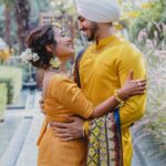 Neha Kakkar Instagram - #NehuPreet Ki Haldi Ceremony! ♥️💛🙏🏼😇 @rohanpreetsingh ♥️😇 Our Outfits : @shilpiahujaofficial Jewellery : @indiatrend @justpeachyindia Styled By : @ritzsony @styledose1 Rohu’s Footwears: @italianshoesco Make up: @vibhagusain Hair: @deepalid10 Photography: @deepikasdeepclicks Mehendi: @rajumehandiwala6 #NehuDaVyah