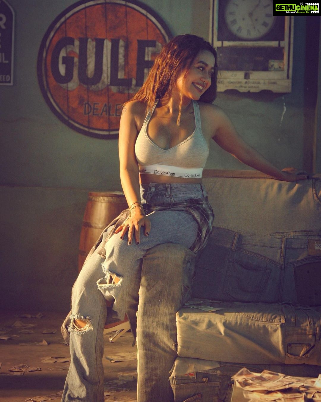 Neha Kakkar - 2.1 Million Likes - Caption? π
#TaaronKeShehar