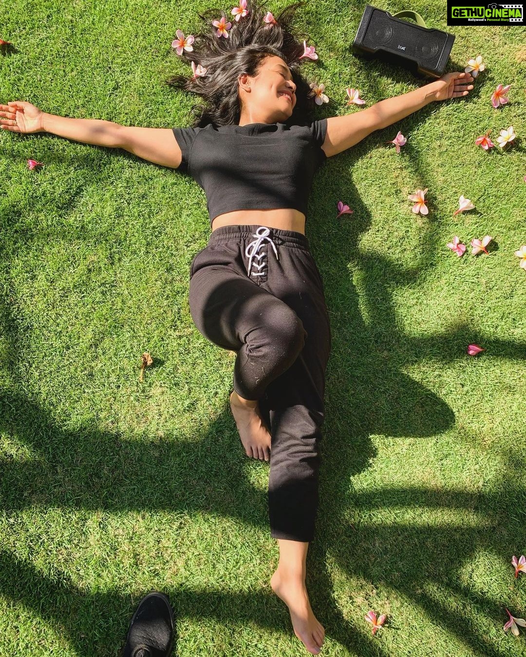 Neha Kakkar Instagram - Dear Sun🌞 Can I get a Kiss? I need it 🥰 Bali, Indonesia