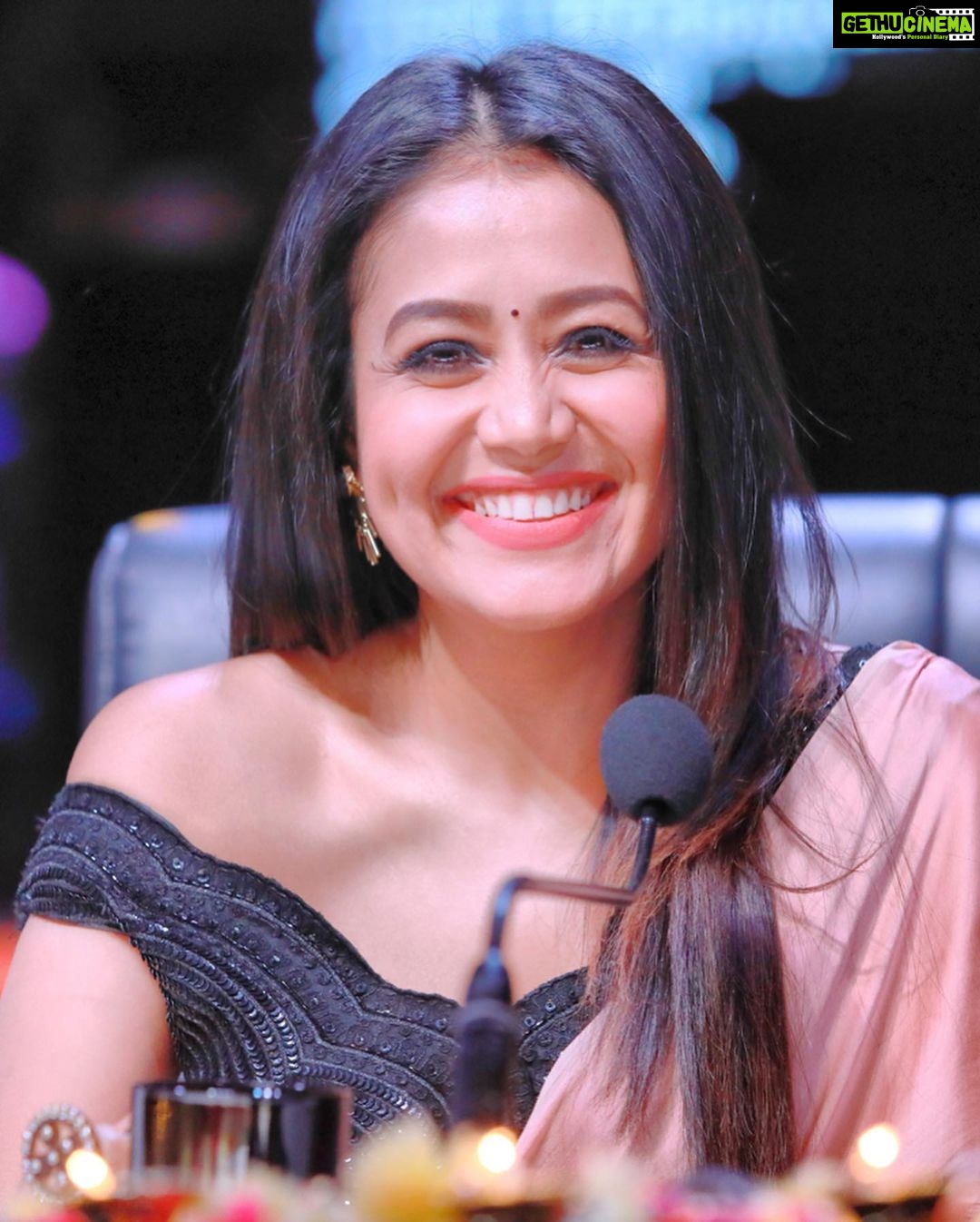 Neha Kakkar Instagram - Swagat Kijiye Aapki #IndianIdol11 Ki #JudgeSahiba ka βΊοΈβ₯οΈππΌ Iβm back Only bcz of Your Immense Love ππΌ #NehaKakkar @sonytvofficial . Pics from #IndianIdol10 . Clicked by @prabhatrajput ππΌ . #IndianIdol