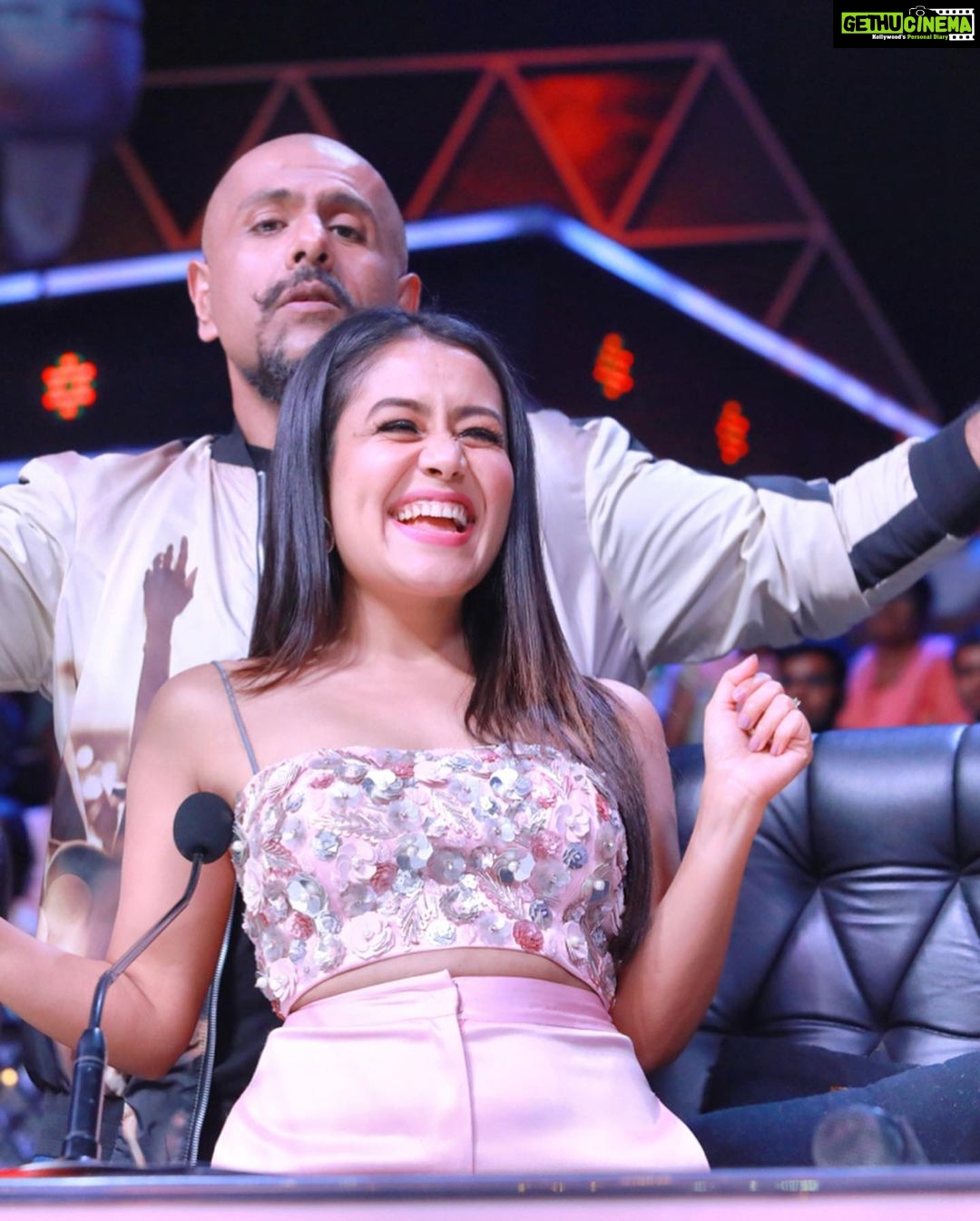 Neha Kakkar Instagram - Swagat Kijiye Aapki #IndianIdol11 Ki #JudgeSahiba ka βΊοΈβ₯οΈππΌ Iβm back Only bcz of Your Immense Love ππΌ #NehaKakkar @sonytvofficial . Pics from #IndianIdol10 . Clicked by @prabhatrajput ππΌ . #IndianIdol