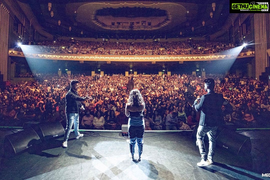 Neha Kakkar Instagram - Thank You #London πππΌ #NehaKakkarLive #NehaKakkar β₯οΈ #NehaKakkarUKTour . Outfit Credits: Top by @iamkenferns . Pants by @rabbity_clothing . Shoes: @nike . Styled by @styledose1 . @ritikavatsmakeupandhair . Pics by @themediatronic . #EventimApollo London, United Kingdom