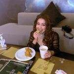 Neha Kakkar Instagram – “Chai with Samosa and Green Chatni” is what I eat back stage in my green room! What do you eat while working? 😍 
Next Concert #Indianapolis 15th July
#Sanjose 16th July 🤩

Pic from #NehaKakkarLive at #UBSArena @ubsarena United States