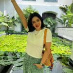 Neha Pendse Instagram - Throwback to last week 🌴 #bangkok #famjam #favpose #summervibes