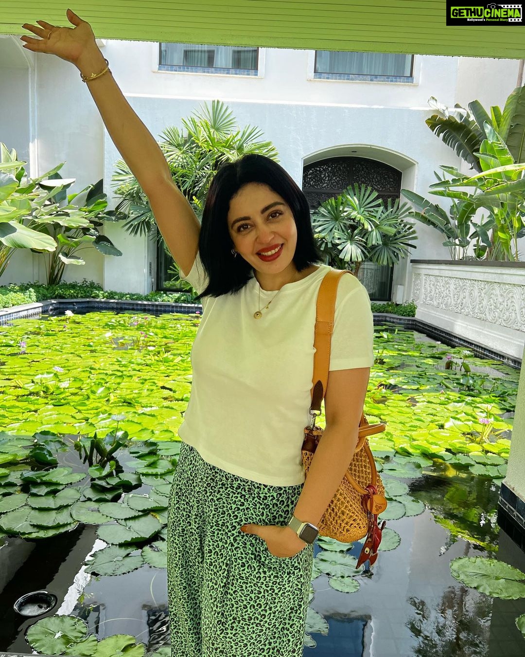 Neha Pendse Instagram - Throwback to last week 🌴 #bangkok #famjam #favpose #summervibes
