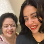 Neha Pendse Instagram - From majha photo nahi kadhaycha to ghe bai nantar kami yeil 😅 our photo journey has come a long way. I love you the most mumma. With you next to me, I can do literally anything ❤️