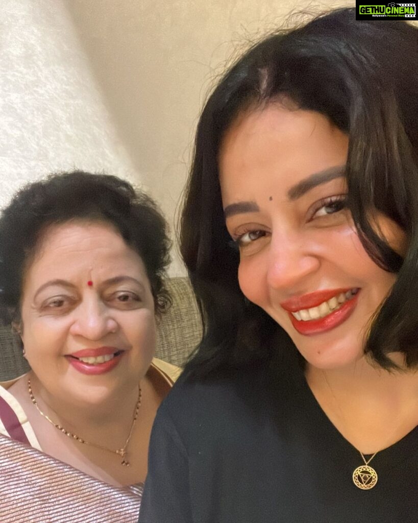 Neha Pendse Instagram - From majha photo nahi kadhaycha to ghe bai nantar kami yeil 😅 our photo journey has come a long way. I love you the most mumma. With you next to me, I can do literally anything ❤