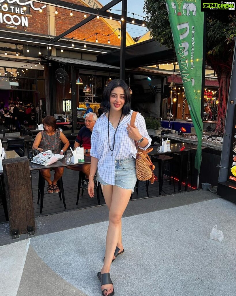 Neha Pendse Instagram - Being touristy… #bangkok #famjam #asiatic #village