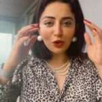 Neha Pendse Instagram - Pl ignore the lipstick stain on my teeth , also don’t remember the brand of my neckpiece . Baki sab theek hai ✌🏻