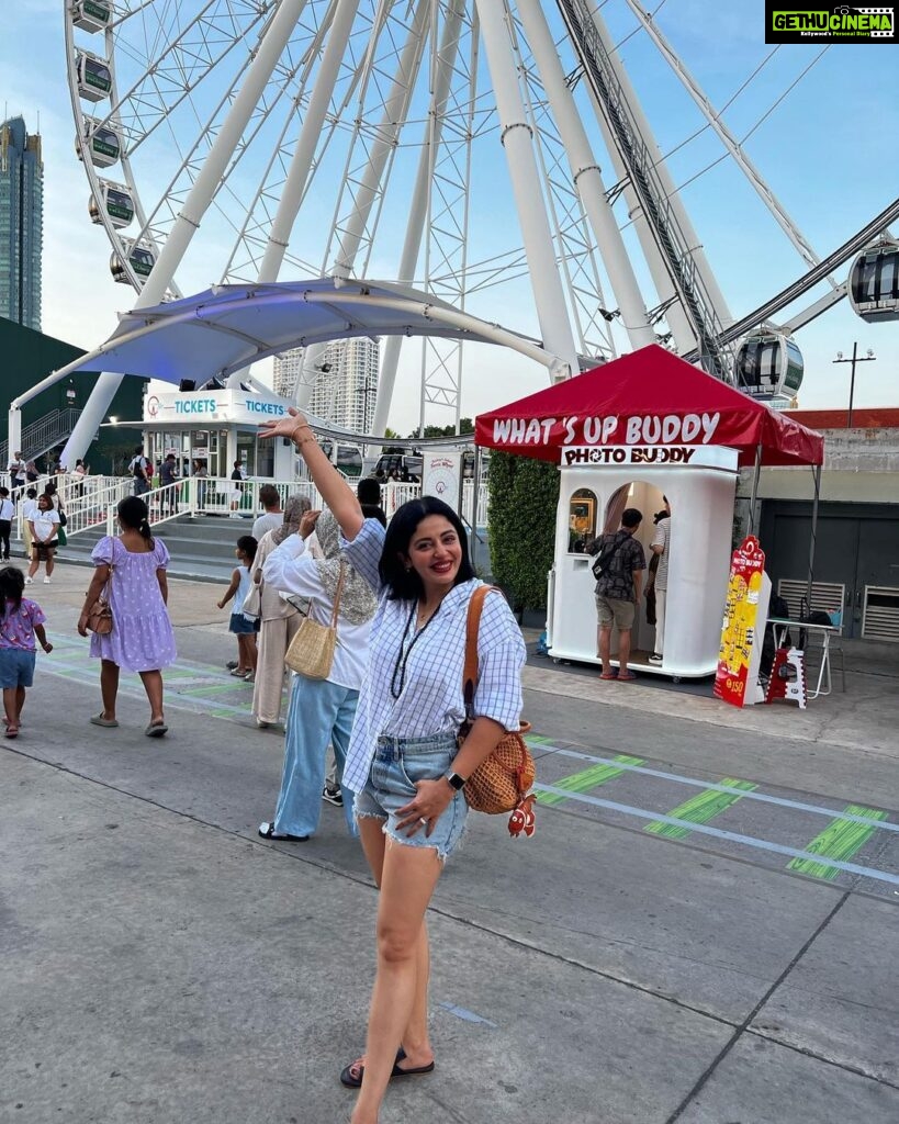 Neha Pendse Instagram - Throwback to last week 🌴 #bangkok #famjam #favpose #summervibes