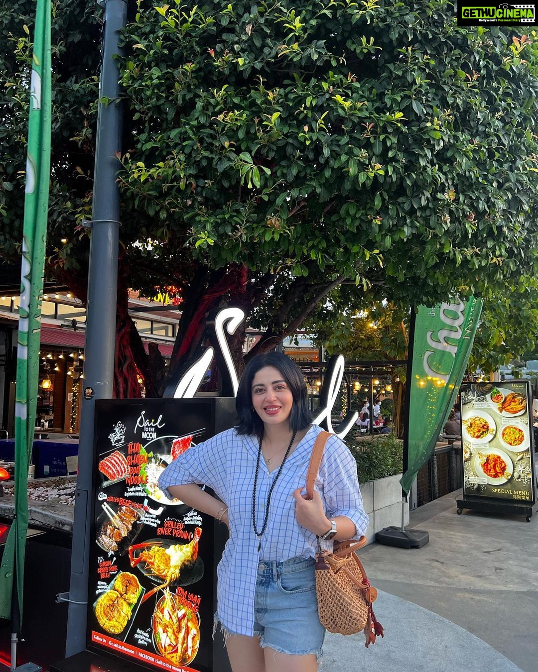 Neha Pendse Instagram - Being touristy… #bangkok #famjam #asiatic #village