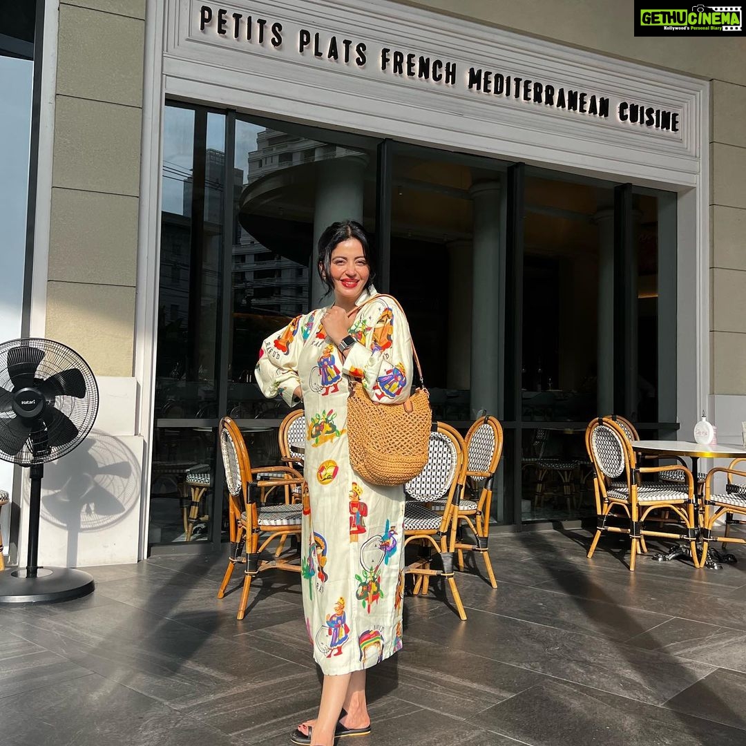 Neha Pendse Instagram - Out and about 🍱🌳 #thailand #famjam #letitflow