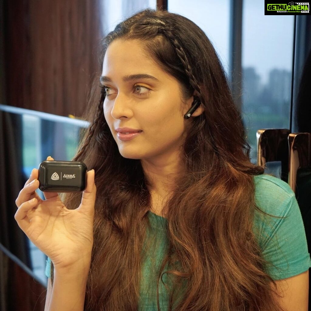 Neha Saxena Instagram - Aroma's Air Drops with travel charging case and 3D surround sound. Also it has amazing 12hr play time// @aromaaccessories.official @madgroupdigital