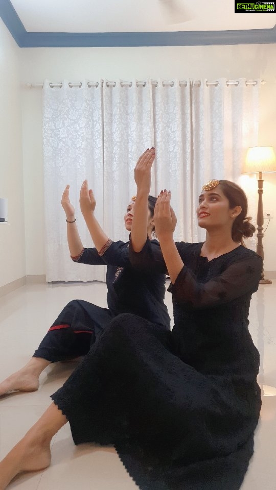 Neha Saxena Instagram - Looking forward for more impromptu videos @khyatinayal 😘 #kathak #dance #lutgaye #impromptu