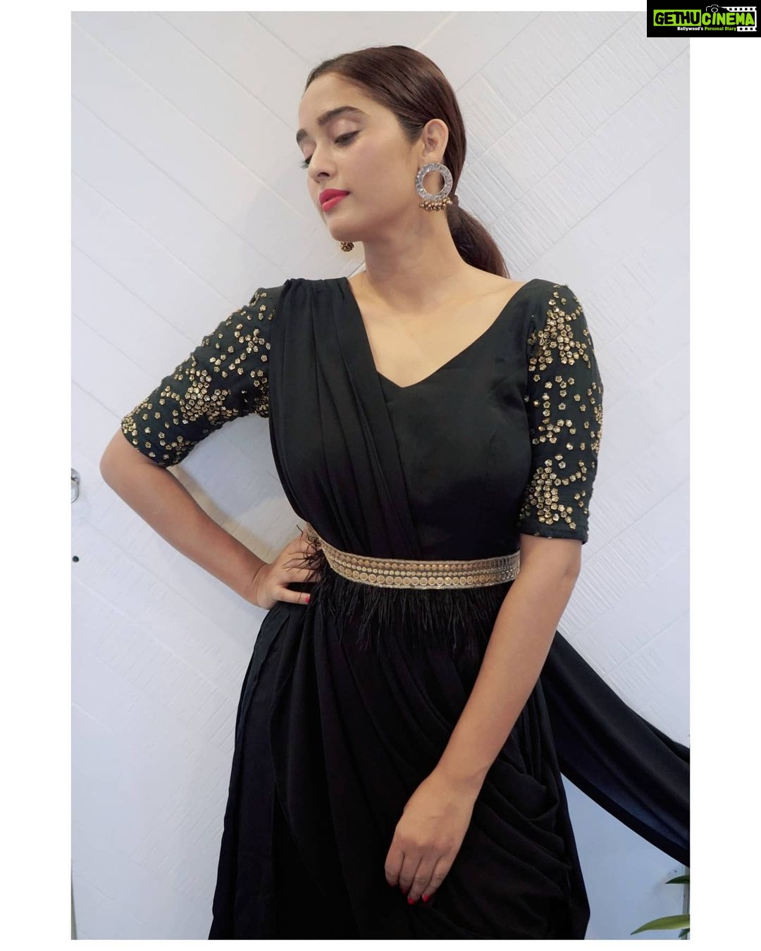 Neha Saxena Instagram - 💫 Styling: @styleitupbyaashna Outfit: @miraya ...