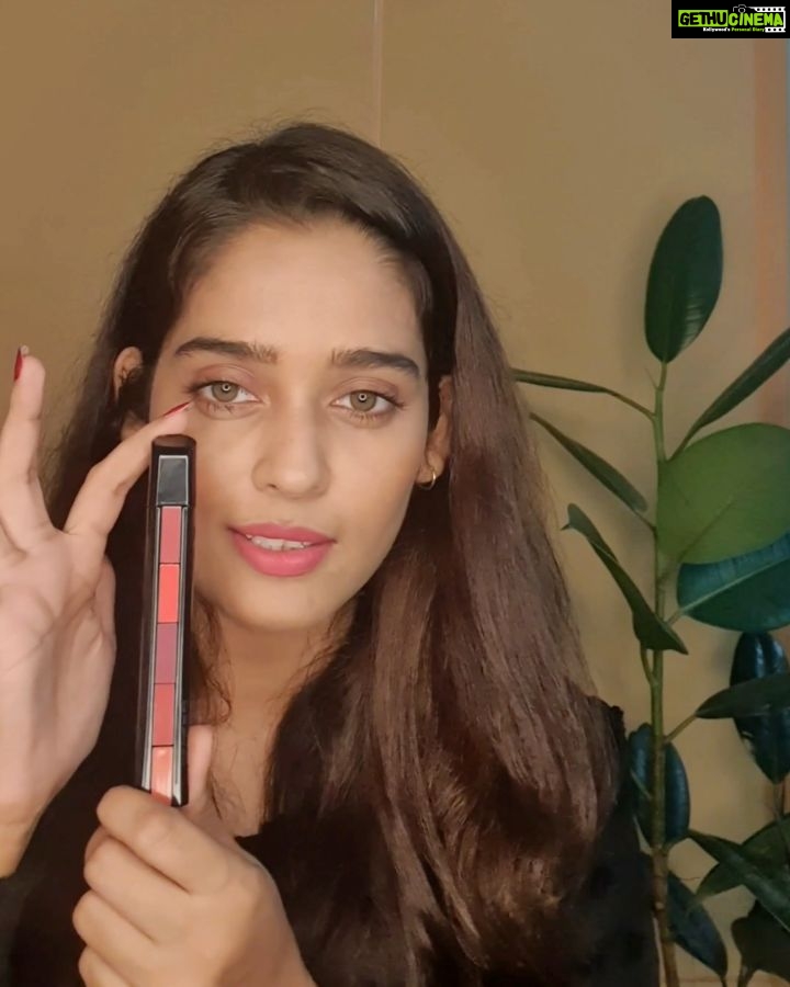 Neha Saxena Instagram - Gone are the days when I had to buy five lipsticks to suit my every makeup mood, Because now first time ever Renee Fab 5 is here. My favorite 5 shades in 1 lipstick, All I need to do is pop, push and play so get yours today// Follow @reneeofficial to know more deets💁🏻‍♀ #reneecosmetics #reneefab5 #poppushplay