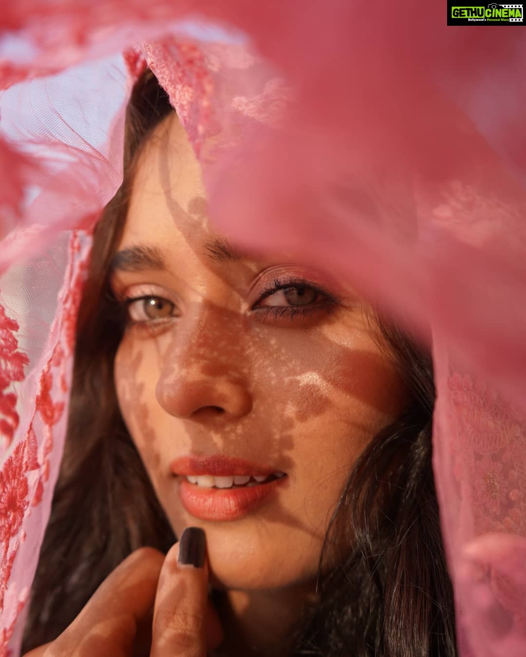 Neha Saxena Instagram - "Aj ek khwaab ne mujhse phucha Poora karoge ya tut jaun?