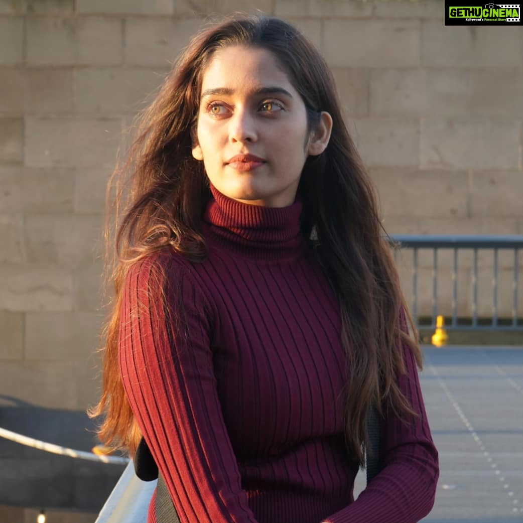 Neha Saxena Instagram - Manzil toh mil hi jayegi, bhatak kar hi sahi.. Gumrah toh woh hain, jo ghar se nikale hi nai!! Southbank, Melbourne