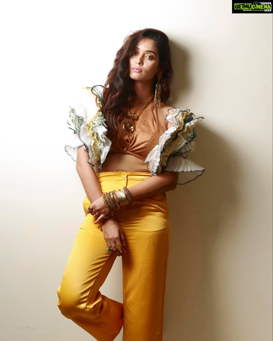 Neha Saxena Instagram - I am simple like quantum physics😘