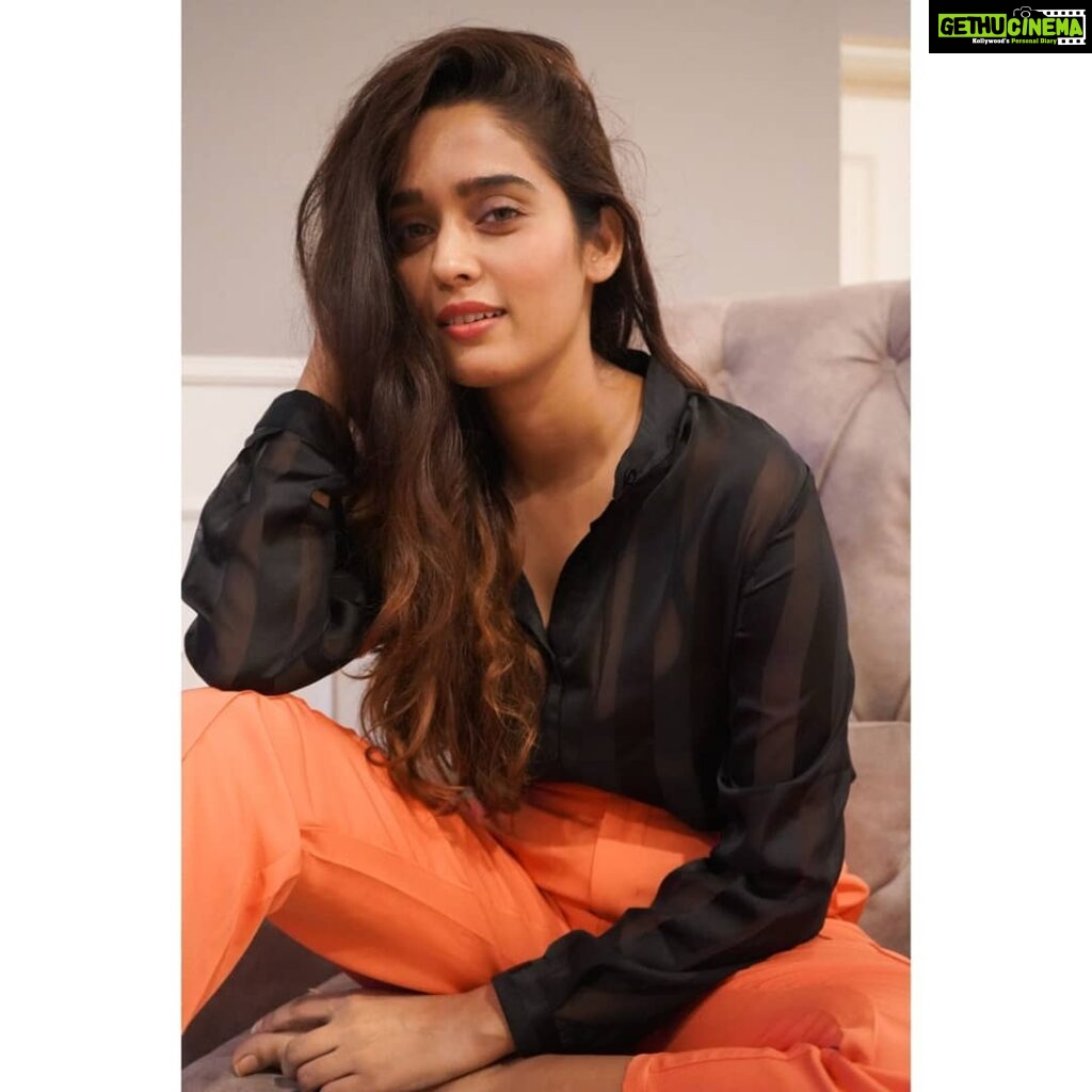 Neha Saxena Instagram - Keep your wardrobe colorful 💚🧡🍂 . . Use coupon code saxenaq3, valid till December31st, 2019. enjoy extra 10% off Orange pants - Search ID 762973 http://shein.top/fpkwhe8 Brown pants- Search ID 768361 http://shein.top/x1yv8b4 Neon green tee- Search ID 756132 http://shein.top/xi9yk8c Black shirt- Search ID 845307 http://shein.top/h4qpkg8 Beige shirt- Search ID 812368 http://shein.top/y1scww5 @sheinofficial @shein_in