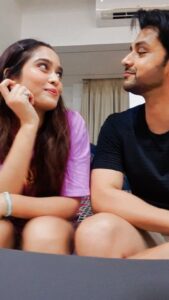 Neha Saxena Instagram - Kaun jayada cute hai? 
.
.
Mera naam nai likhne valo se mein katti hun already 😛
.
.
.
.
.
.
#funnyvideos #couple #reelsvideo