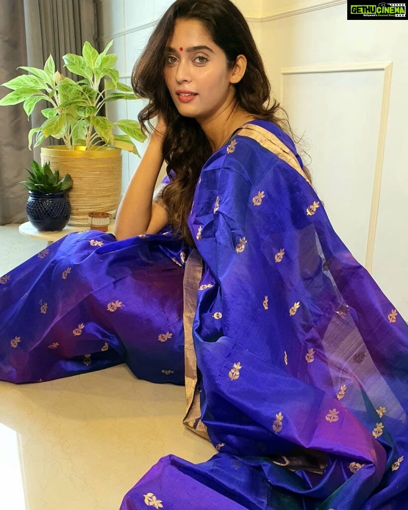Neha Saxena Instagram - Nothing gets between me and my purple 💜 @hath.kala . #indianwear #festivelook #sareelove #purplelove