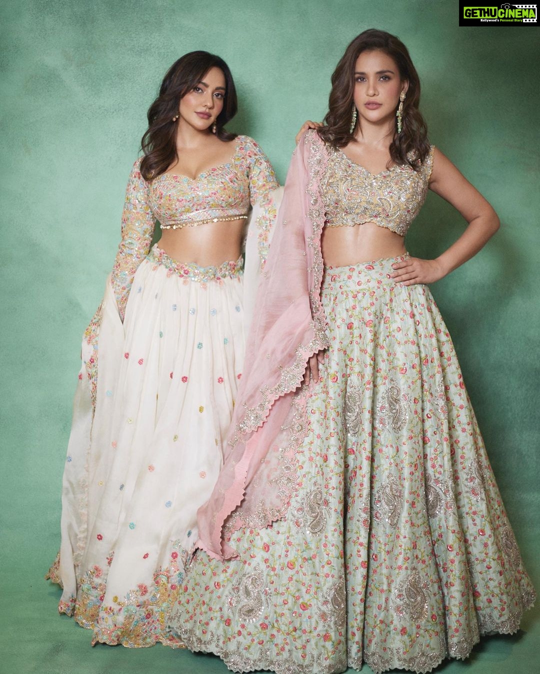 Neha Sharma Instagram - 🤍🤍👯♀️ @aishasharma25 #sharmasisters