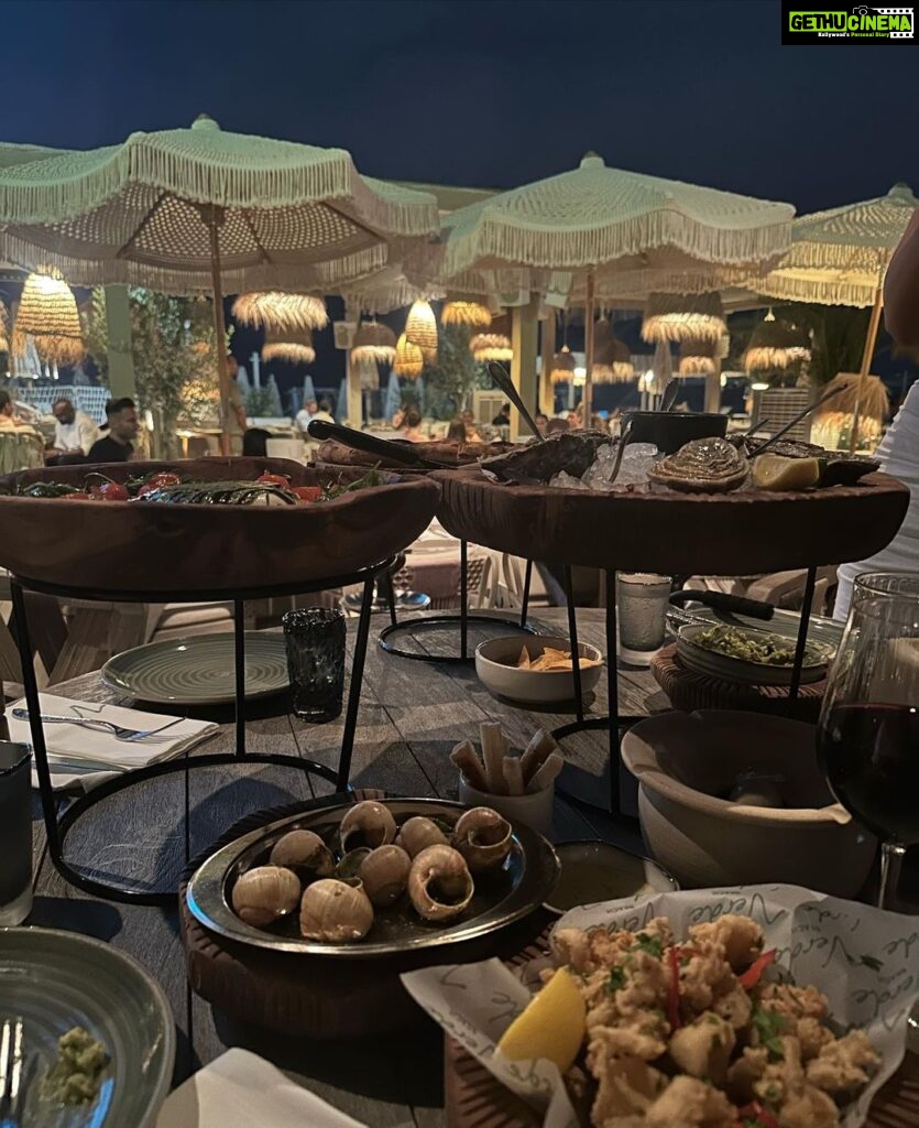 Neha Sharma Instagram - A whole lot of food, moonlight and me 🤍 Dubai