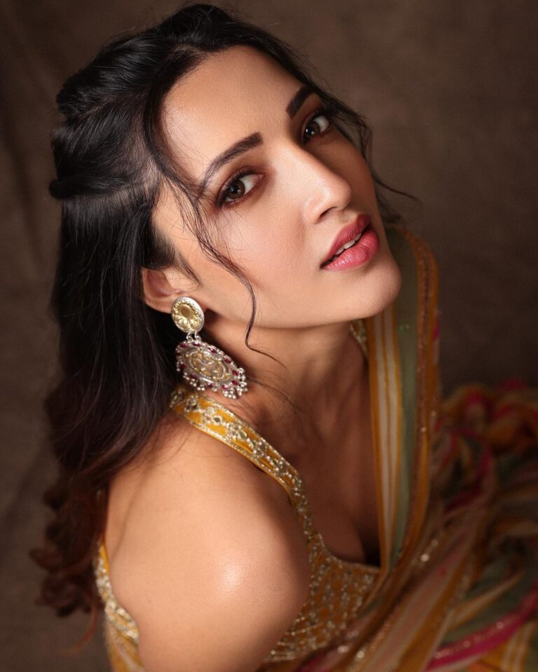 Neha Shetty Instagram - The art of eye contact. Styled by @jukalker Outfit @paulmiandharsh @viralmantra Jewellery @abhilasha_pret_jewelry Photographer @pranav.foto