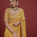 Neha Shetty Instagram – Meeku Mee kutumbasabhyulu andariki bonalu subhhakanshalu ❤️🙏

Saree @kavithaguttaofficial
Jewellery @shoppaksha
Styled by @pratimajukalkar 
Makeup @sadhnasingh1 
Photography @arifminhaz