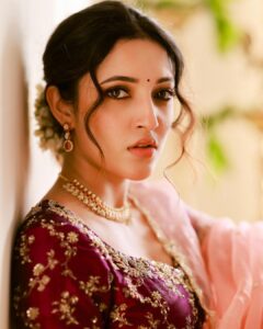 Neha Shetty Instagram - Moods of the golden hour ☀️ 

📸 - @pranav.foto 
👗- @arka_by_divya_kanigalupula 
Styling - @sandhya__sabbavarapu 
💄- @divya_makeup_hair
