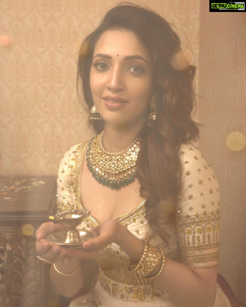 Neha Shetty Instagram - It’s that time of the year. Let’s light lamps of positivity to drive away darkness and march towards a bright future. Diwali vibes ! 🪔 👗: @divyareddyofficial 📸: @pranav.foto 💎: @kishandasjewellery 💄: @emraanartistry