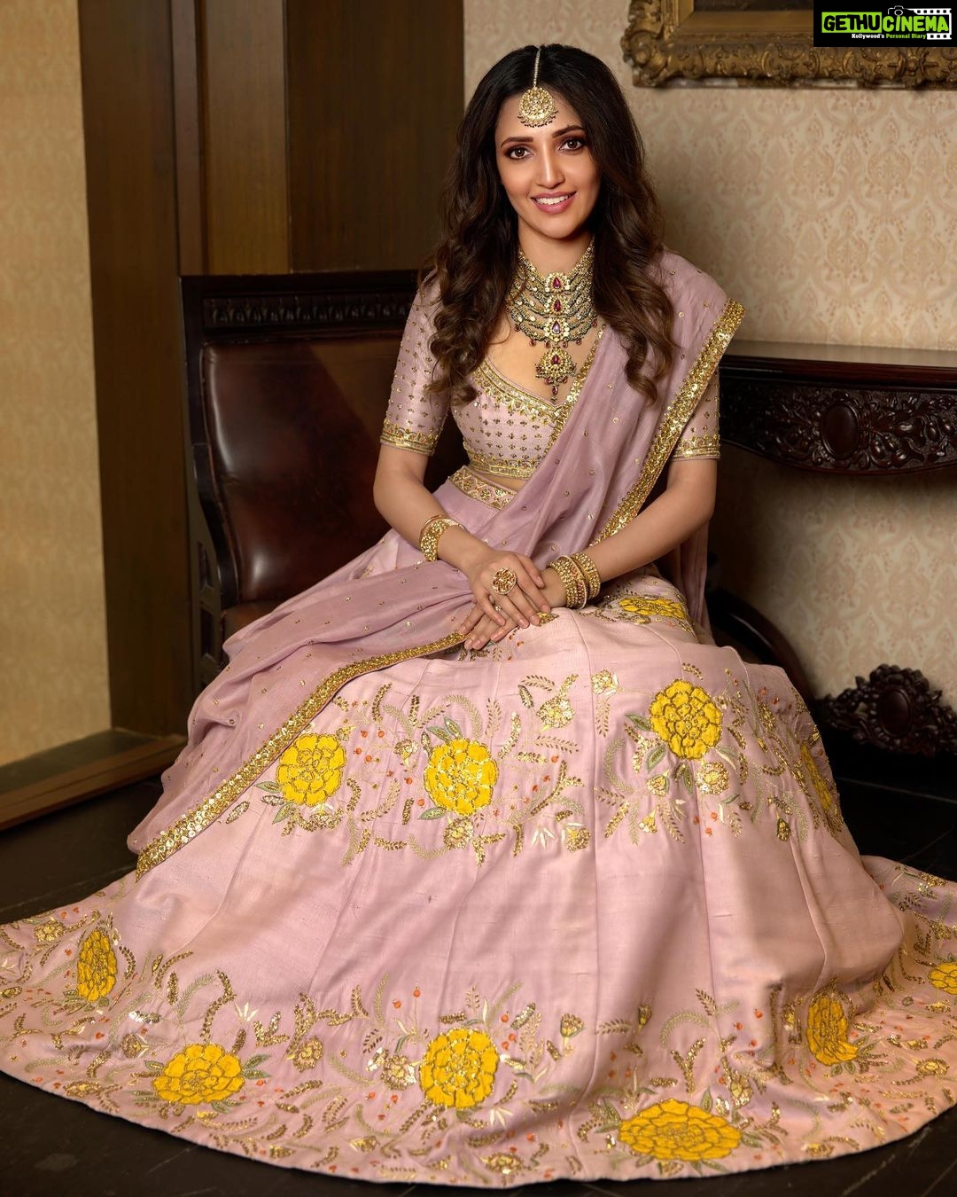 Neha Shetty Instagram - Live life to the fullest, spread love & light wherever you go and make memories in whatever you do. Wishing everyone a safe & happy Diwali. 🪔✨ 👗: @divyareddyofficial 📸: @pranav.foto 💎: @kishandasjewellery 💄: @emraanartistry