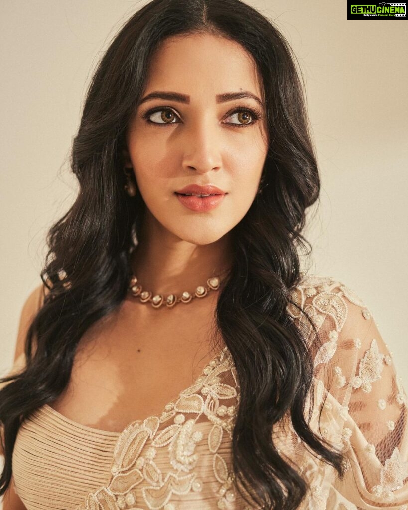 Neha Shetty Instagram - Fluent in brown eyes. Styling team @pratimajukalker Saree @geishadesigns @amigos.rizwan Jewellery @akoyajewels Photographer @arifminhaz