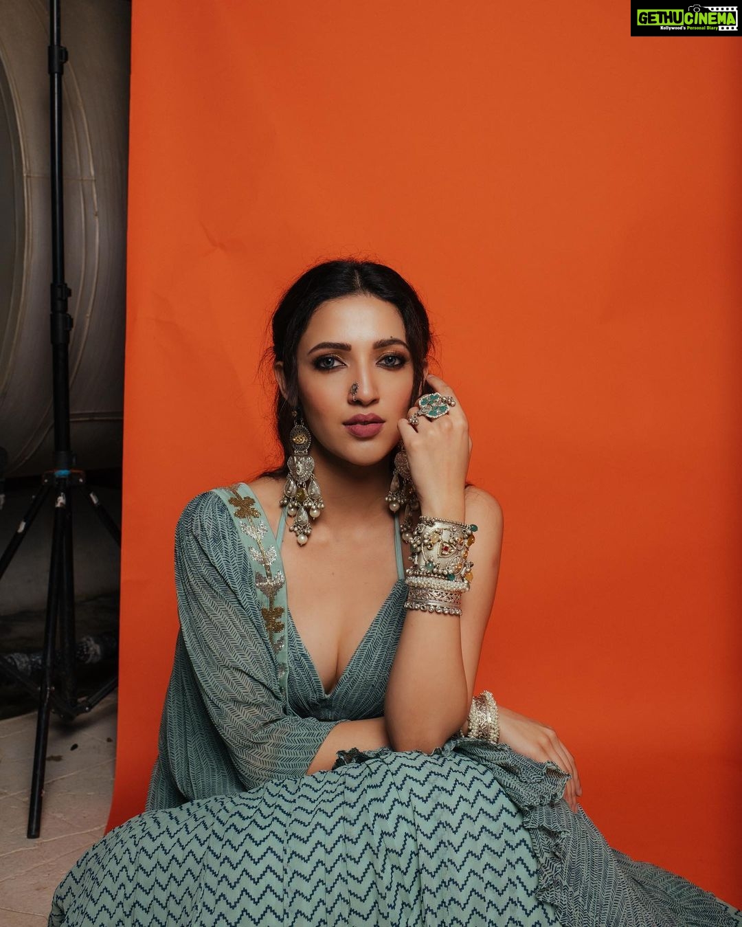 Neha Shetty Instagram - Happy Diwali 🪔✨ Styled by @rashmitathapa Wearing @poojarajgarhiagupta Jewellery @illuminate_shine_everyday MUA @kiranmakeup Fashion PR @fashionbusinessofficials Photographer / Creative Director @bharat_rawail Mumbai, Maharashtra