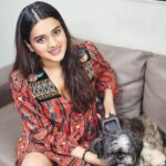 Nidhhi Agerwal Instagram - It’s all fun and games till the time Duster sheds his hair everywhere 😕 All precious things deserve the best- so I used the new Dyson pet grooming kit to control the dander 😇 The brush collects the extra hair, dust and allergens effortlessly in the vacuum. #DysonIndia#DysonHome#PetGroomtool#gifted @dyson_india @dusternaveenbukka
